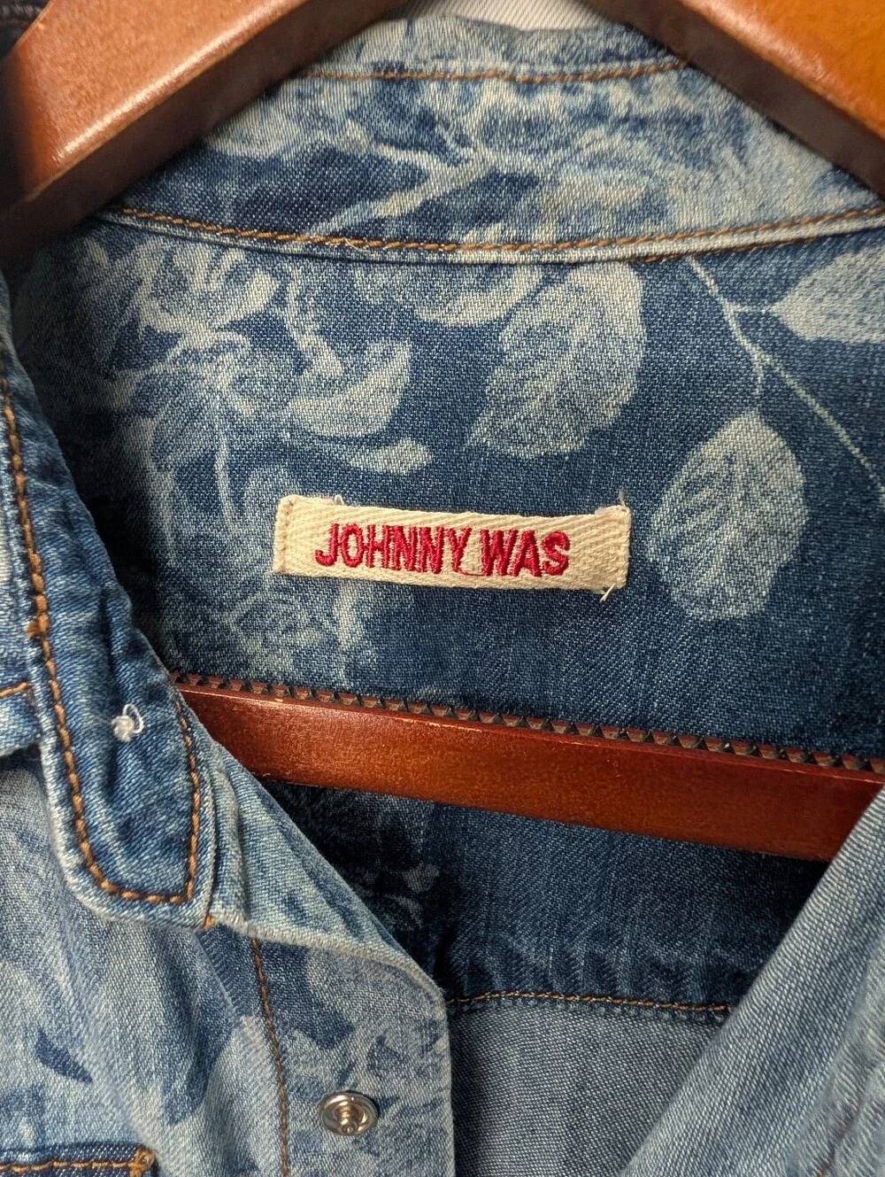 Johnny Was 💙 Rialto Light Blue Floral Denim Snap-Front Shirt Size Medium EUC - Picture 2 of 12